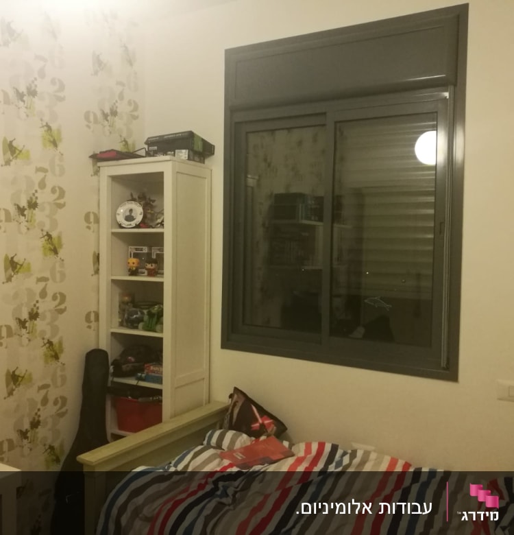 חלון אלומיניום עם מסגרת אפורה בחדר שינה